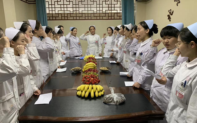 【5.12护士节】爱游戏网站手机网页版 - 首页,举办茶话会白衣天使受表彰(图2)