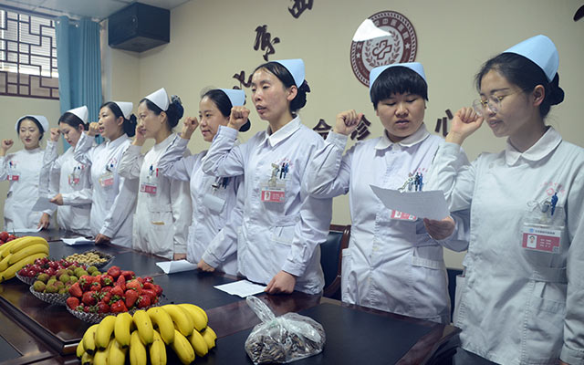 【5.12护士节】爱游戏网站手机网页版 - 首页,举办茶话会白衣天使受表彰(图3)