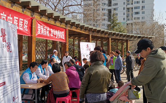 【学雷锋日】爱游戏网站手机网页版 - 首页,举办“爱满京城，牵手智慧家医”志愿服务活动(图2)